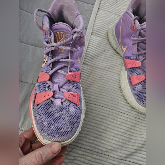 Nike Kyrie 7 Daughters Purple and Pink Basketball Shoes Size 7 - Picture 4 of 16